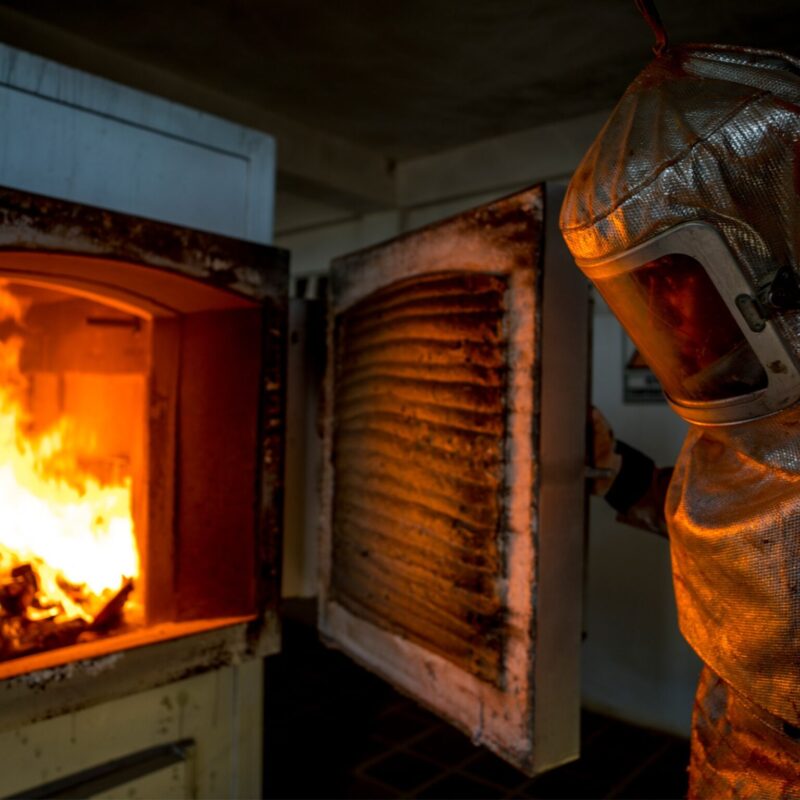 Hombre con traje térmico revisa el interior de incineradores para patológico
