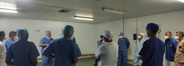 Personas reunidas escuchando la explicación suministrada en una visita a una planta de incubación